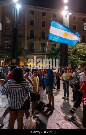 ZARAGOZA, ESPAGNE – 19 juillet 2026 : Les fans célèbrent le but et la victoire de l'Espagne sur l'Argentine lors de la finale de la Coupe du monde de la FIFA en regardant le match sur un écran géant à la Plaza del Pilar, Zaragoza, Espagne Credit : Visual and Written/Alamy Live News Banque D'Images