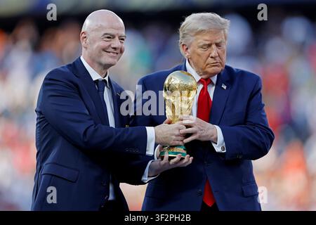 East Rutherford, États-Unis. 19 juillet 2026. East Rutherford, États-Unis 19 juil, le président de la FIFA Gianni Infantino avec le président des États-Unis Donald Trump présentent le trophée de la Coupe du monde de la FIFA après le match entre l'Espagne et l'Argentine pour la finale de la Coupe du monde de la FIFA 2026 au New York New Jersey Stadium (MetLife Stadium) à East Rutherford, New Jersey, États-Unis le 19 juillet 2026. Photo : Heuler Andrey/DiaEsportivo/Alamy Live News Crédit : DiaEsportivo/Alamy Live News Banque D'Images