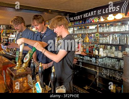 Personnel du bar servant des boissons à l'intérieur du Whitelock's Ale House dans le centre-ville de Leeds, West Yorkshire, Angleterre, Royaume-Uni. Banque D'Images