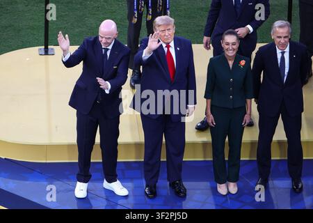 NEW YORK, ÉTATS-UNIS - 19 juillet 2026 : Le président américain Donald Trump avec le président de la FIFA Gianni Infantino lors de la cérémonie de remise des prix après la finale de la Coupe du Monde de la FIFA 2026 entre l'Espagne et l'Argentine au stade New York New Jersey   (Credit : Craig Mercer/ Alamy Live News) Banque D'Images