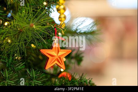 Décoration de Noël sur un arbre avec une étoile dorée. Espace de copie. Banque D'Images