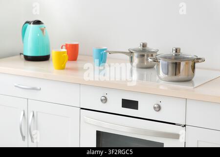 Accessoires lumineux dans la cuisine de style minimaliste scandinave, intérieur confortable et confortable Banque D'Images