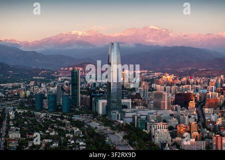 vue aérienne panoramique de la skyline de Santiago et du paysage andin Banque D'Images