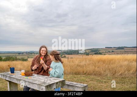Mère et fille profitant d'un moment créatif ensemble à la campagne Banque D'Images