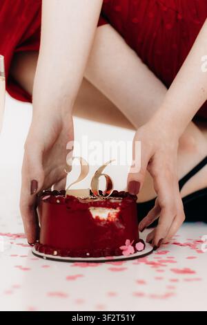 Gâteau de célébration avec des confettis roses Banque D'Images