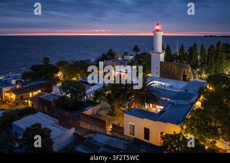 Vue aérienne de la vieille ville de Colonia, Uruguay, Amérique du Sud la nuit. Banque D'Images