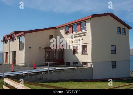 Commissariat de police et bureau du commissaire de district à Patreksfjörður, desservant une petite communauté dans les Vestfjordures reculées de l'Islande. Banque D'Images