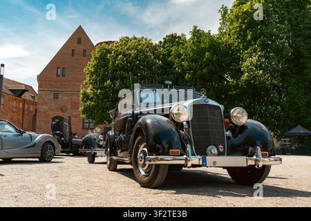 Berlin, Allemagne – 3 mai 2026. Vue de face en contre-plongée d’une Mercedes-Benz 170 S Cabriolet noire exposée lors du Oldtimer Open Air à la Zitadelle Spandau. Banque D'Images