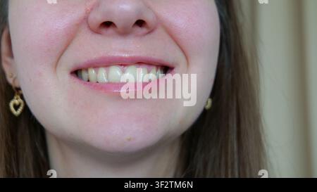 Close Up d'une femme souriante avec un visage partiellement visible Banque D'Images