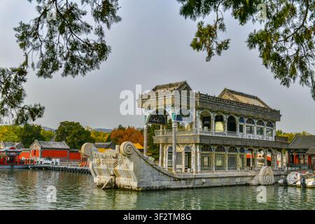 Le bateau de marbre historique, également connu sous le nom de Shifang, flottant sur le lac Kunming du palais d'été à Pékin, en Chine Banque D'Images