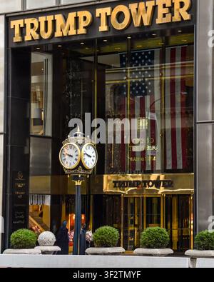 Entrée du Trump Tower sur la Fifth Avenue à Midtown Manhattan, New York City, États-Unis, avec la façade dorée emblématique, la présentation du drapeau américain et la rue Banque D'Images