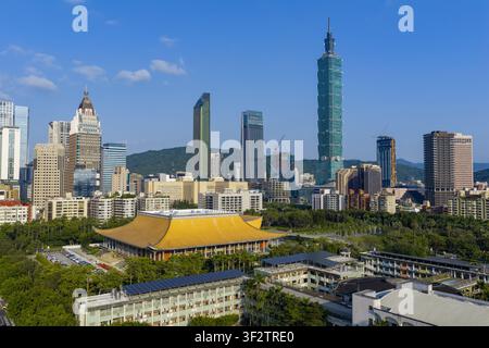 Vue aérienne du gratte-ciel Taipei 101 dominant le paysage urbain moderne avec une végétation luxuriante et une architecture traditionnelle à Taipei, Taïwan Banque D'Images