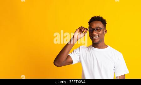 Portrait de jeune gars africain heureux portant des lunettes Banque D'Images