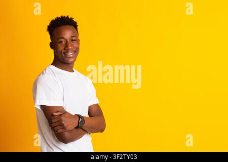 Heureux et enchanté beau jeune homme africain Banque D'Images