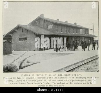 Groupe d'hommes, d'une femme et d'un enfant debout sur le quai de la gare historique de Clovis, avec des jeunes plants en sacs prêts à être plantés dans la nouvelle zone urbaine. Tiré de l'article MÉTHODES DE LA SANTA FE. EFFICACITÉ DANS LA FABRICATION DES MOYENS DE TRANSPORT. Par Charles Buxton Going. Partie I. PROBLÈMES PARTICULIERS DE LA VOIE ET LEURS SOLUTIONS. Tiré de The Engineering Magazine Dédié au Progrès Industriel Volume XXXVI Octobre 1908 - Mars 1909 The Engineering Magazine Co. Banque D'Images