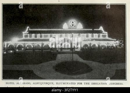 Hôtel Alvarado à Albuquerque. Nouveau-Mexique. Illuminant son architecture de style mission revival avec de nombreuses lumières lors du congrès historique sur l'irrigation. Tiré de l'article MÉTHODES DE LA SANTA FE. EFFICACITÉ DANS LA FABRICATION DES TRANSPORTS. Par Charles Buxton Going. Partie I. PROBLÈMES PARTICULIERS DE LA VOIE PUBLIQUE ET LEURS SOLUTIONS. Tiré de The Engineering Magazine Dédié au Progrès Industriel Volume XXXVI Octobre 1908 - Mars 1909 The Engineering Magazine Co. Banque D'Images
