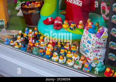 Collection de canards en caoutchouc dans une vitrine de magasin de souvenirs. Canard jaune en forme de personnage de célébrité en dessin animé dans le magasin. Jouet souvenir en magasin. Vienne, Autriche - 21 juin 2026 Banque D'Images