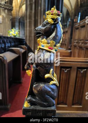 Sculpture sur bois détaillée d'un licorne héraldique couronnée à l'intérieur de la cathédrale de Glasgow Banque D'Images