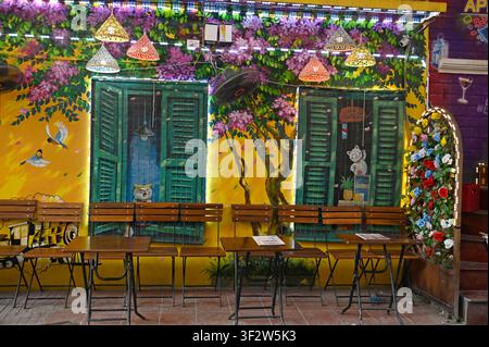 Une scène de café peinte sur un mur dans la rue Train (Phố Đường Tàu) qui longe la rue Phung Hung dans le quartier ancien de Hanoi au nord du Vietnam, Banque D'Images