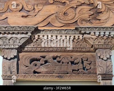 Sculpture ancienne russe en bois. Élément en bois des châssis de fenêtre sur une vieille maison de village. Gros plan Banque D'Images
