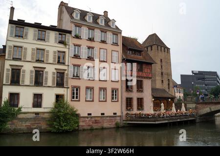 La scène dans le quartier Petite France met en scène d'anciennes maisons à colombages bordant l'Ill, faisant partie de la Grande Île, à Strasbourg, France Banque D'Images