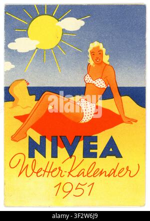Feuillelet de calendrier météo rétro du milieu du siècle des années 1950 pour la crème solaire Nivea allemande, publicité, daté de 1951, Allemagne Banque D'Images