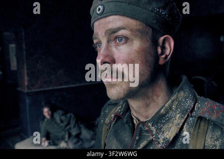 Tout est calme sur le front de l'Ouest (allemand : Im Westen nichts Neues, litt. « Rien de nouveau à l'ouest ») est un film épique anti-guerre allemand de 2022 basé sur le roman éponyme d'Erich Maria Remarque publié en 1929. C'est la troisième adaptation cinématographique du livre, après les versions de 1930 et 1979. Coécrit, réalisé et coproduit par Edward Berger, il met en vedette Felix Kammerer, Albrecht Schuch, Daniel Brühl, Sebastian Hülk, Aaron Hilmer, Edin Hasanovic et Devid Striesow. Banque D'Images