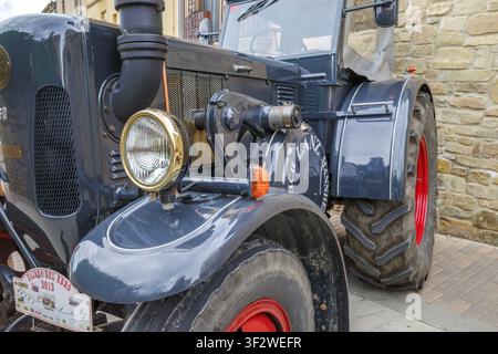 Castellgali - Espagne - 2 mai 2026 : Vue avant détaillée d'un tracteur vintage Heinrich Lanz Mannheim, machines agricoles anciennes Banque D'Images
