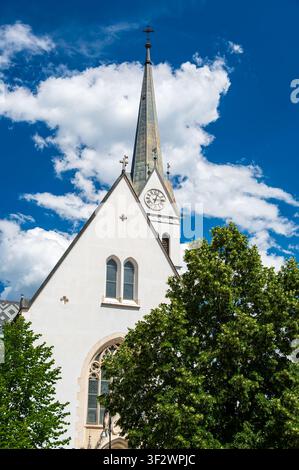Église paroissiale Saint-Martin à Bled, Slovénie, un monument néo-gothique construit entre 1903 et 1905 près du lac de Bled, doté d’un haut clocher et historique Banque D'Images