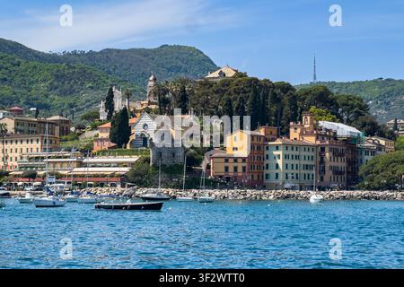 Vue panoramique du port de Santa Margherita Ligure, une destination touristique populaire dans la région de Ligurie, en Italie Banque D'Images
