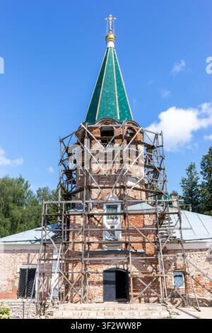 Sovetsk, Russie - 23 juillet 2025 : Église de l’Intercession en rénovation avec échafaudage en gros plan Banque D'Images