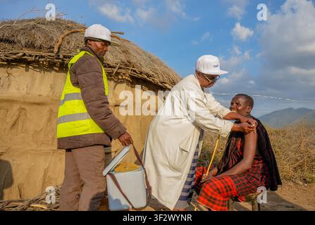 Monduli, région d’Arusha, Tanzanie – 15 juin 2023 : Vue d’un agent de santé administrant un vaccin à une personne Maasai dans la communauté rurale de Mond Banque D'Images
