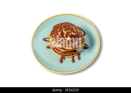 Stack de crêpes au chocolat avec glace et sauce au chocolat sur une assiette bleue Banque D'Images