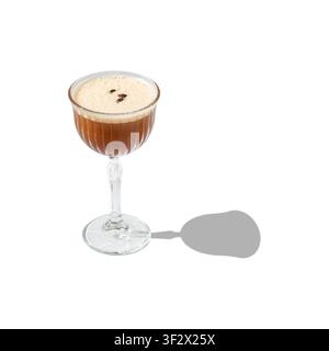 Cocktail Espresso Martini avec grains de café isolés sur blanc Banque D'Images
