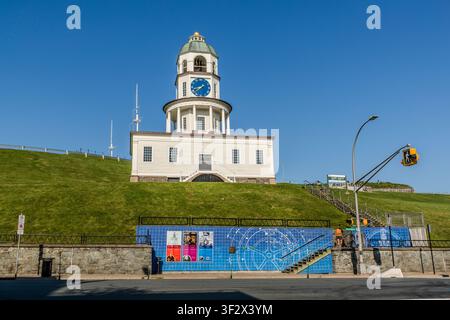 L'Old Town Clock au pied de Citadel Hill à Halifax, au Canada, baignée par la lumière du matin. Le mécanisme d'horloge, fabriqué par la famille Vulliamy d'horlogers de Londres, a fonctionné ici pendant plus de 220 ans, pratiquement inchangé. Halifax, Nouvelle-Écosse, Canada Banque D'Images