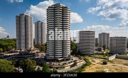Vue aérienne des tours emblématiques de Kukurydze, monuments de l'architecture résidentielle polonaise, s'élevant au-dessus du quartier résidentiel Tysiąclecia à Katowice, Silésie Banque D'Images