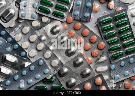 Diverses comprimés et capsules pharmaceutiques dans des plaquettes unitaires. Différentes plaquettes de médicaments remplies de comprimés colorés, de tablettes et de capsules vertes, re Banque D'Images