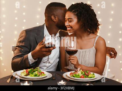 Black couple romantique en train de dîner au restaurant Banque D'Images