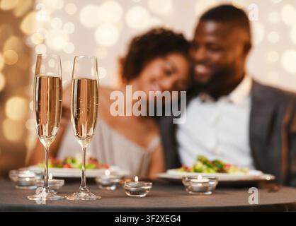 Couple noir charmant célébrant la Saint-Valentin Banque D'Images