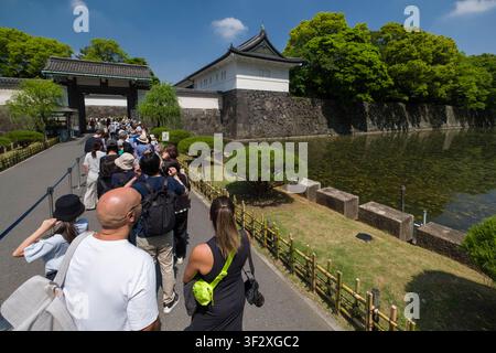 Les jardins nationaux de l'Imperial Palace East, accessibles par la porte historique Ōte-mon dans la ville de Chiyoda, à Tokyo, offrent une évasion sereine au cœur de l'agitation Banque D'Images