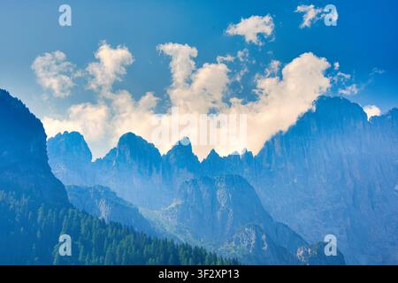 Paysage majestueux des Dolomites baigné de lumière naturelle, mettant en valeur la beauté intempore des Alpes italiennes Banque D'Images