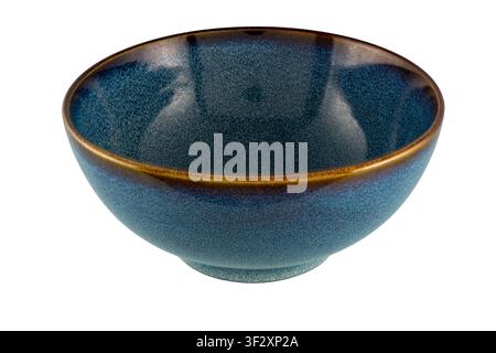 Bol en céramique bleue avec une glaze mouchetée et un bord brun chaud, montré vide sur un fond blanc ; style de poterie artisanale adapté à la cuisine, aux couverts de table Banque D'Images