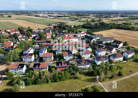 La photographie aérienne montre plusieurs maisons individuelles et maisons jumelées dans un quartier résidentiel moderne avec de grandes installations photovoltaïques sur les toits. Les modules solaires utilisent une grande partie des surfaces des toits pour une production d'énergie durable. Vert Banque D'Images