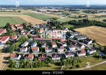 La photographie aérienne montre plusieurs maisons individuelles et maisons mitoyennes dans un quartier résidentiel moderne avec des systèmes photovoltaïques à grande échelle sur les toits. Les modules solaires utilisent une grande partie des surfaces des toits pour la production d'électricité durable Banque D'Images