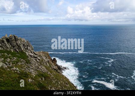 Côte isolée de Bretagne avec des falaises marines spectaculaires et des vagues puissantes Banque D'Images