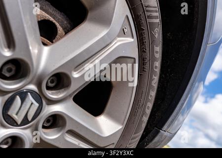 Lettrage Dunlop sur un pneu de voiture Banque D'Images