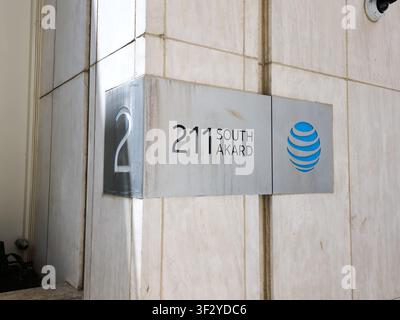 DALLAS, TX, USA - 11 JUILLET 2026 : Vue extérieure de la signalisation d'entrée au 211 South Akard Street, arborant le logo ATandT sur une façade en pierre. ATandT Banque D'Images