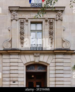 Paris, France - 11 mai 2026 : Fragment de l'entrée de la Bibliothèque de l'Arsenal à Paris présentant des sculptures complexes et une fenêtre décorée avec un balcon Banque D'Images