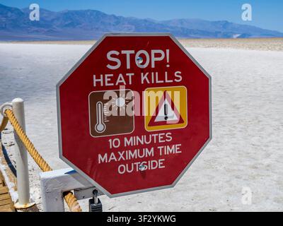 Panneau « Stop, la chaleur tue », Badwater Basin, parc national de Death Valley, Californie. Banque D'Images