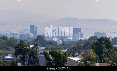Boise, États-Unis. 20 juillet 2026. La fumée des incendies de forêt de l'Oregon dérive sur l'horizon de Boise, masquant les bâtiments du centre-ville et les contreforts au-delà, à Boise, Idaho, le samedi 18 juillet 2026. La fumée des incendies de forêt de l'Oregon s'est déposée sur la vallée du Treasure, réduisant la visibilité et dégradant la qualité de l'air dans toute l'aire métropolitaine de Boise. (Photo de Sarah A. Miller/The Idaho Statesman/TNS/Sipa USA) Crédit : Sipa USA/Alamy Live News Banque D'Images